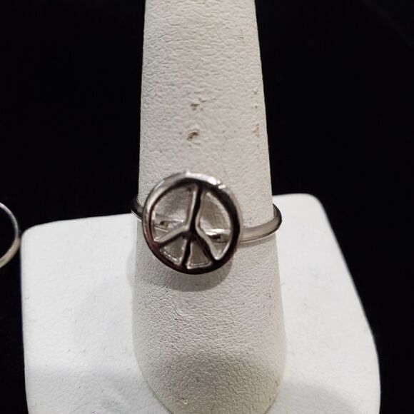 💋💋💋 Peace Ring or Knuckle Ring Silver Tone - Picture 4 of 4